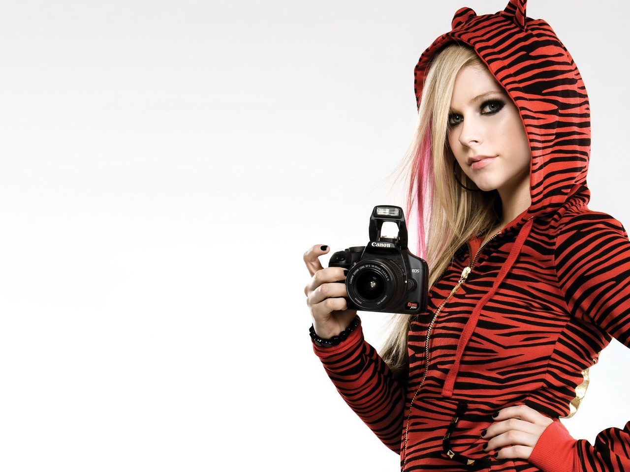 3d обои Аврил Лавин Avril Lavigne  в толстовке с ушками и с фотоаппаратом в руке  техника # 83234
