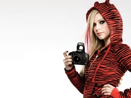 3d обои Аврил Лавин Avril Lavigne  в толстовке с ушками и с фотоаппаратом в руке  техника