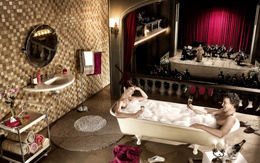 3d обои Мужчина и женщина пьют шампанское и лежат в ванне, которая находится на балконе театра  1440х900