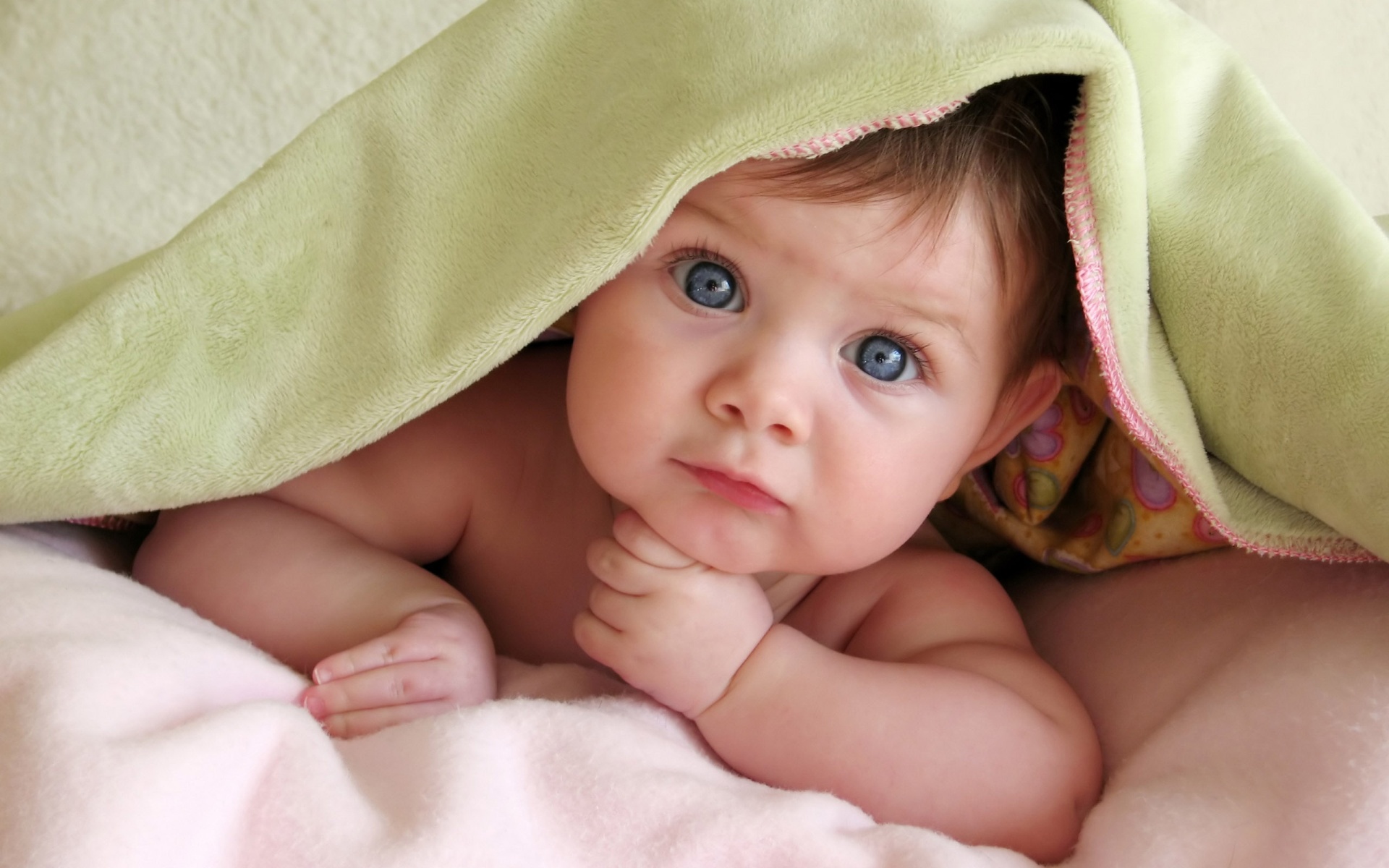 3d обои Позитив (Малыш выглядывает из-под одеяла)  дети # 34224
