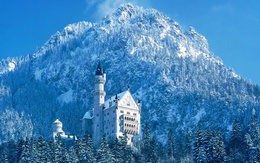 3d обои Сказочной красоты замок в заснеженных горах  1440х900