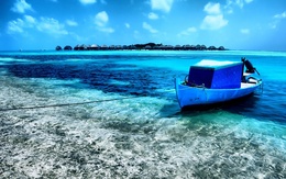 3d обои Лодка на берегу ярко синего моря  лето
