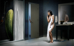 3d обои К девушке в ванную хочет зайти мужчина, за шторкой ее ждет вспотевший огурец  сюрреализм