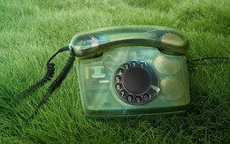 3d обои Зеленый старый прозрачный телефон на траве  техника