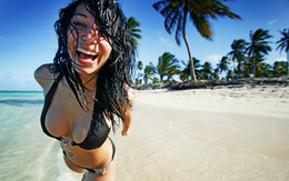 3d обои Очень радостная девушка на пляже  лето