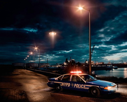 3d обои NYPD POLICE-полицейская машина на набережной, в небе-НЛО  корабли