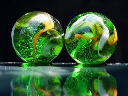 3d обои Зеленые стеклянные шарики  шарики