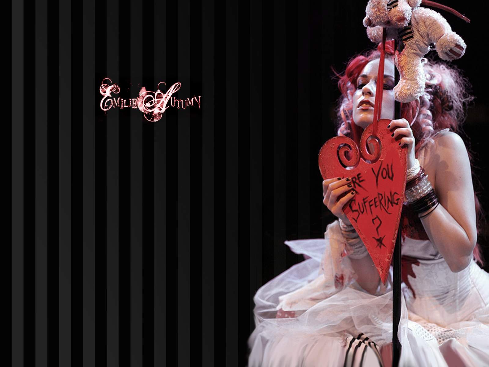 3d обои Emilie Autumn с сердечком (are you suffering)  игрушки # 41588