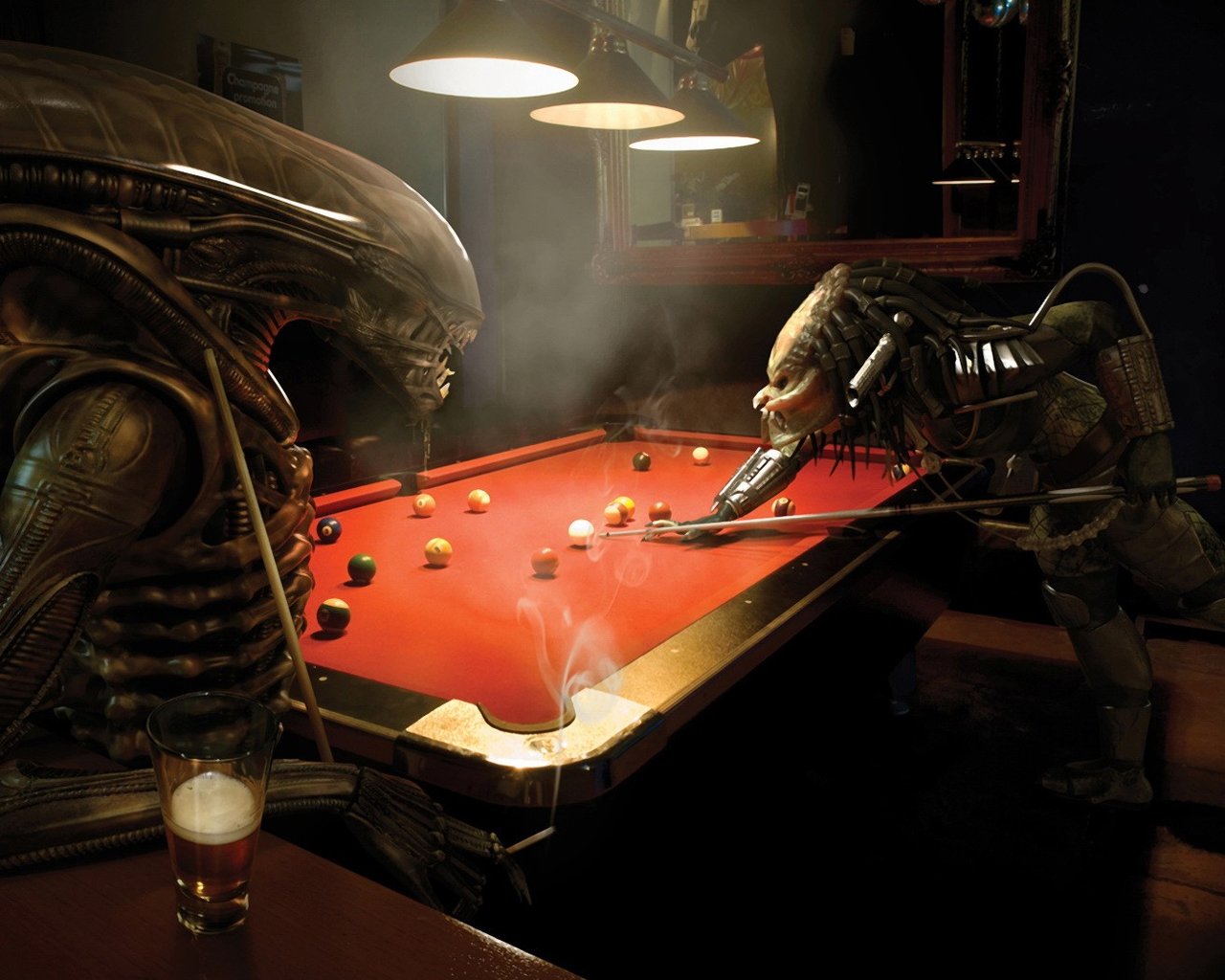 3d обои В баре Чужой играет с  Хищником в биллиард, попивая пивко и покуривая  сигаретку  игры # 41764