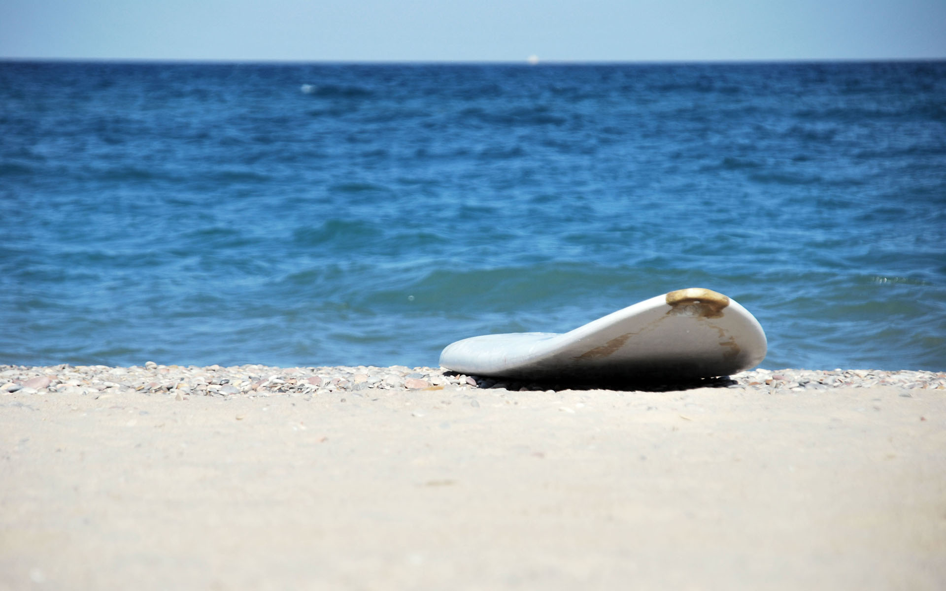 3d обои Доска для серфинга лежит на пляже  лето # 50616