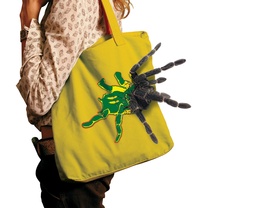 3d обои Нарисованный на сумке паук, ожил и начинает вылазить из нее  пауки