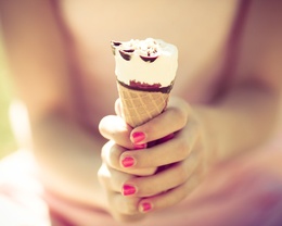 3d обои Мороженое в руках у девушки  руки