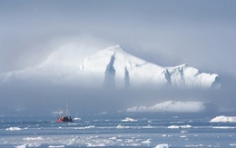 3d обои Небольшой корабль на фоне айсберга  снег
