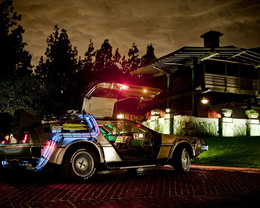 3d обои Сверкающая всеми цветами машина времени De Lorean DMC-12 из фильма «Назад в будущее»  авто