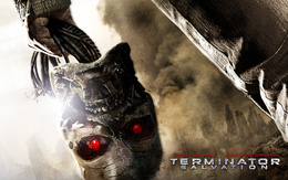 3d обои Голова терминатора в руке человека из фильма «Терминатор: Да придет спаситель» (Terminator solvation - Cristian Bale Sam Worthingtoun)  ретушь