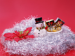 3d обои Игрушечный снеговичок рядом с новогодними подарками  позитив