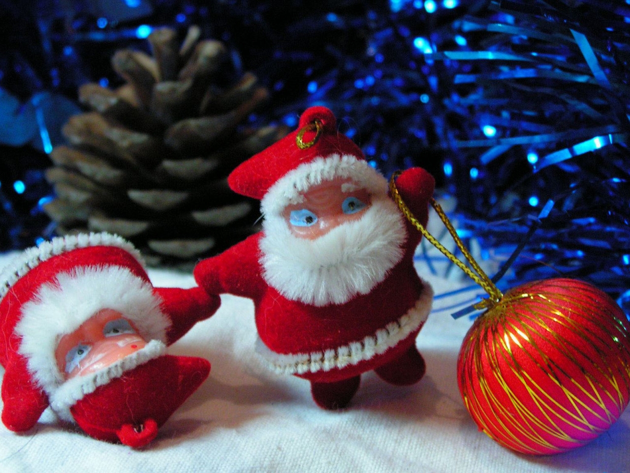 3d обои Два игрушечных Деда Мороза рядом с ёлочкой  игрушки # 41485