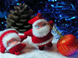 3d обои Два игрушечных Деда Мороза рядом с ёлочкой  игрушки