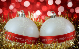 3d обои Два красивых серебристых шара с надписью «Merry christmas»  шарики