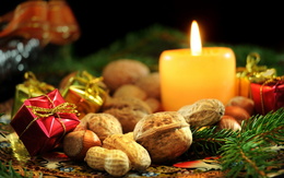 3d обои Новогодний натюрморт-орешки, хвойная веточка, подарки и горящая свеча.  позитив