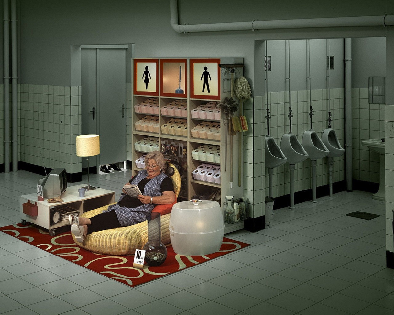 3d обои Приятная работёнка-Бабушка уютно расположилась у входа в платный туалет, в коем она работает, рядом стоят ценники, за услугу -10 руб. 0.25е  знаки # 41274