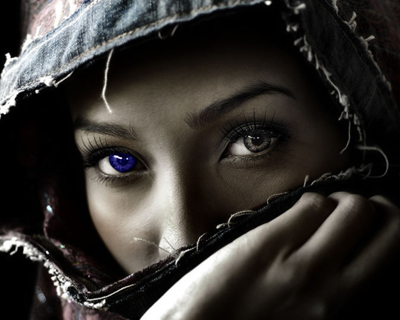 3d обои Таинственная девушка с одним синим глазом прячется под странноватым капюшоном  сюрреализм # 82284
