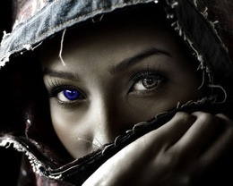 3d обои Таинственная девушка с одним синим глазом прячется под странноватым капюшоном  глаза