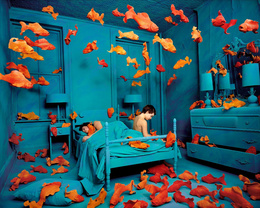 3d обои Креатив Sandy Skoglund - По синей комнате летают оранжевые рыбы  сюрреализм