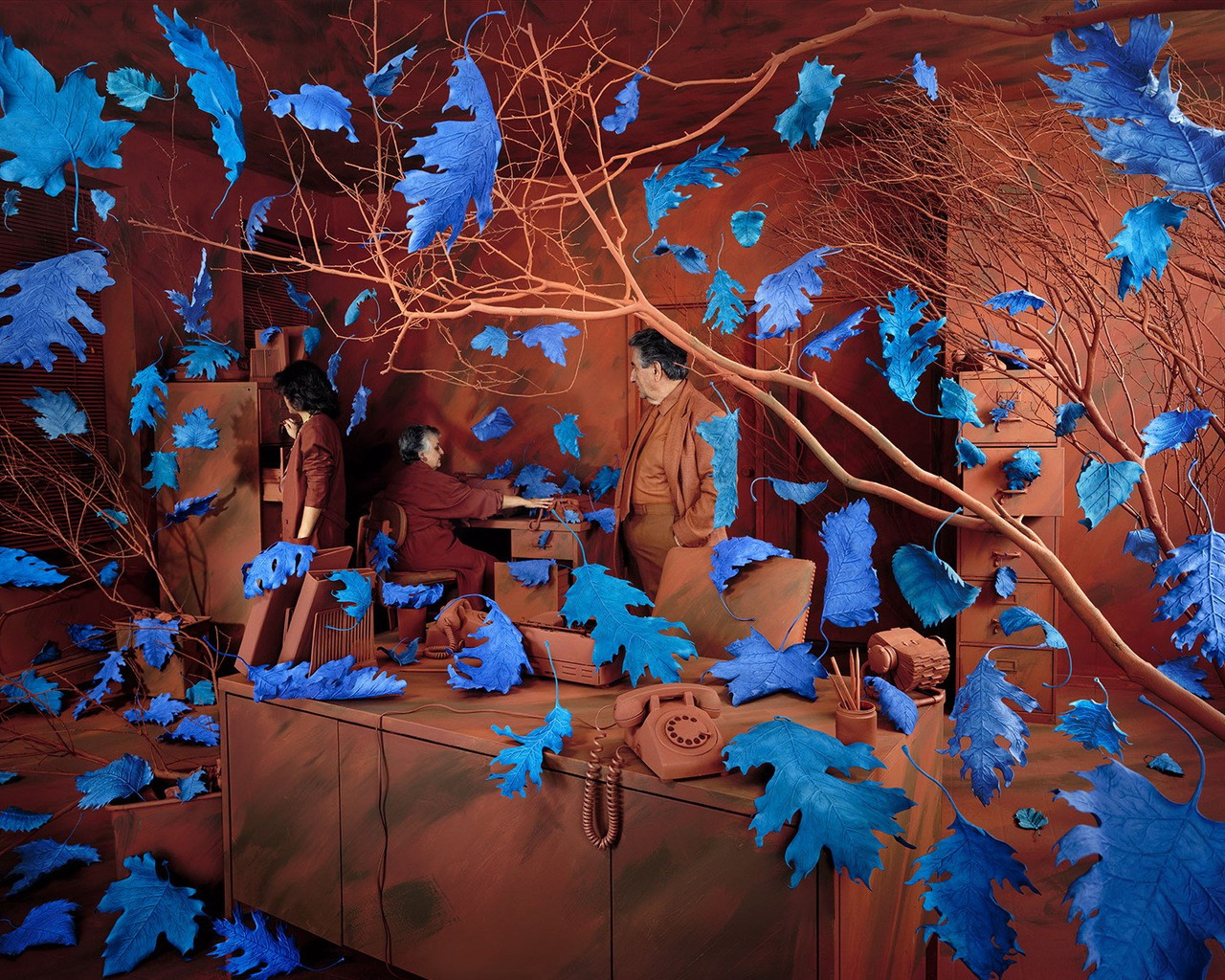 3d обои Креатив Sandy Skoglund - Голубые листья в коричневой комнате  старики # 82158