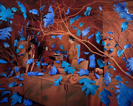 3d обои Креатив Sandy Skoglund - Голубые листья в коричневой комнате  старики