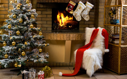 3d обои В доме ожидание праздника, наряжена новогодняя ёлка, под которой стоят подарки, над камином висят носки для подарочков от Санты, на полке приготовленно шампанское в бокалах, на стуле Санта забыл свой шарфик...  новый год