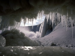 3d обои Неподалёку от водопадов образовалась ледяная пещера, над входом в которую сосульки  зима