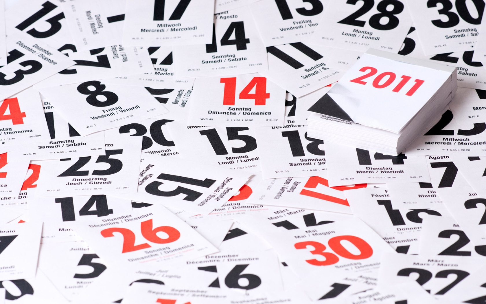 3d обои Везде разбросаны листки календаря 2010 года и лежит календарь на новый, 2011 год.  новый год # 65625