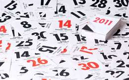 3d обои Везде разбросаны листки календаря 2010 года и лежит календарь на новый, 2011 год.  новый год