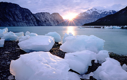 3d обои На берег Северного Ледовитого океана выбросило остатки растаявшего айсберга  солнце