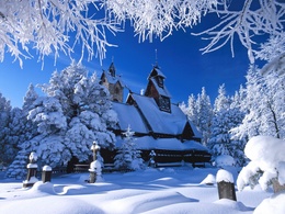 3d обои Небольшой красивый домик и кладбище рядом с ним покрыты снегом  зима