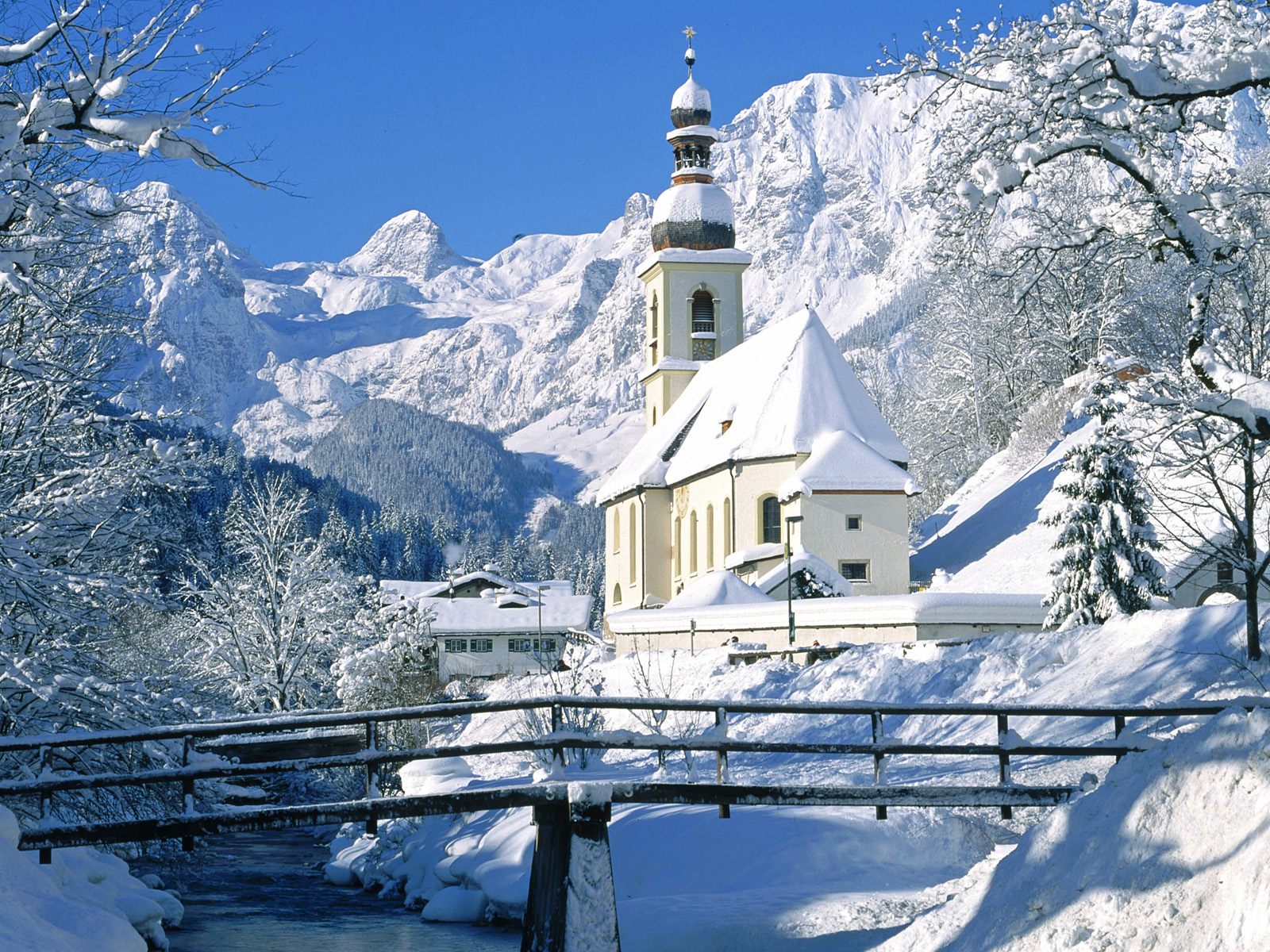3d обои Церковь, стоящая далеко в горах, среди огромного количества снега  зима # 41009