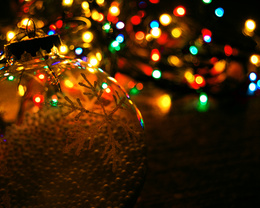 3d обои Сквозь прозрачный шар видно огоньки на ёлке  новый год