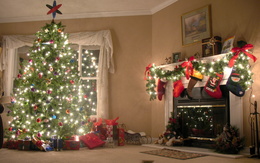 3d обои Красиво украшенная под Новый год комната-ёлочка  с игрушками, над камином носки с подарками  позитив