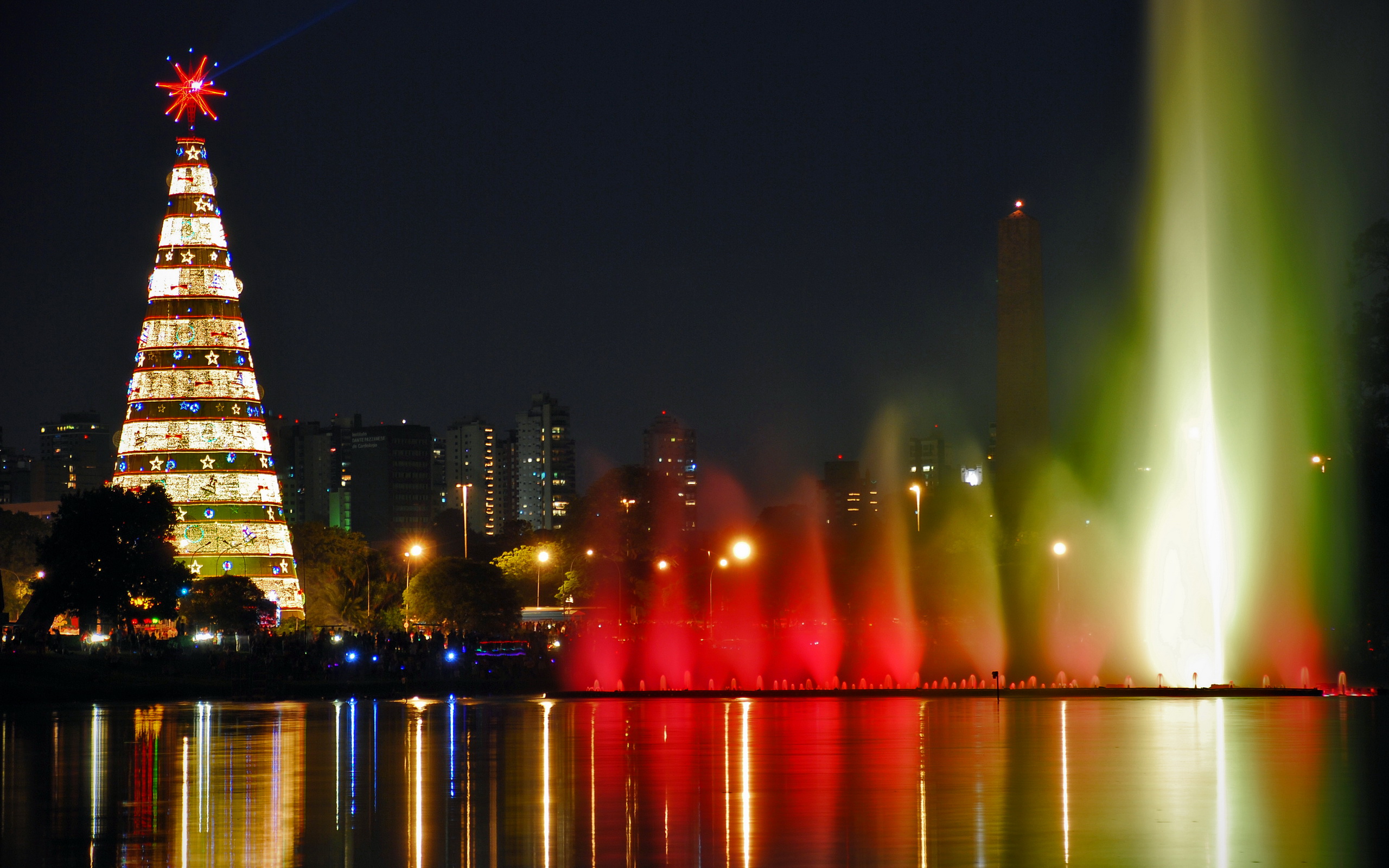 3d обои Огромная стилизированная ёлка в центре города рядом с красиво подсвеченными фонтанами  новый год # 65554