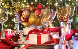 3d обои Красиво украшенный новогодний стол-игрушки, шишки, подарки, свечи и бокалы с шампанским  игрушки