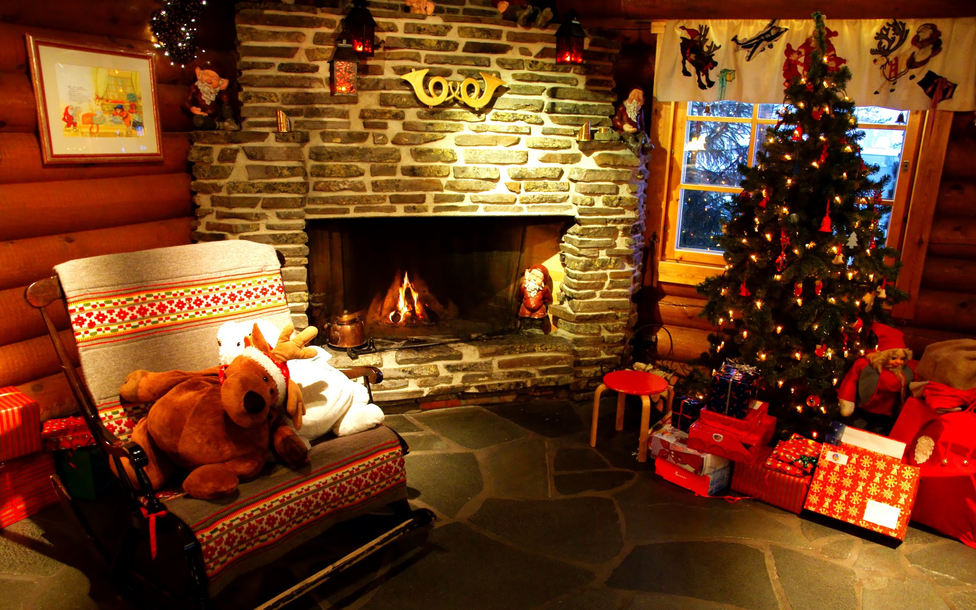 3d обои В комнате весело потрескивают дрова в камине,наряженная ёлка, под ней груда новогодних подарков  позитив # 68719