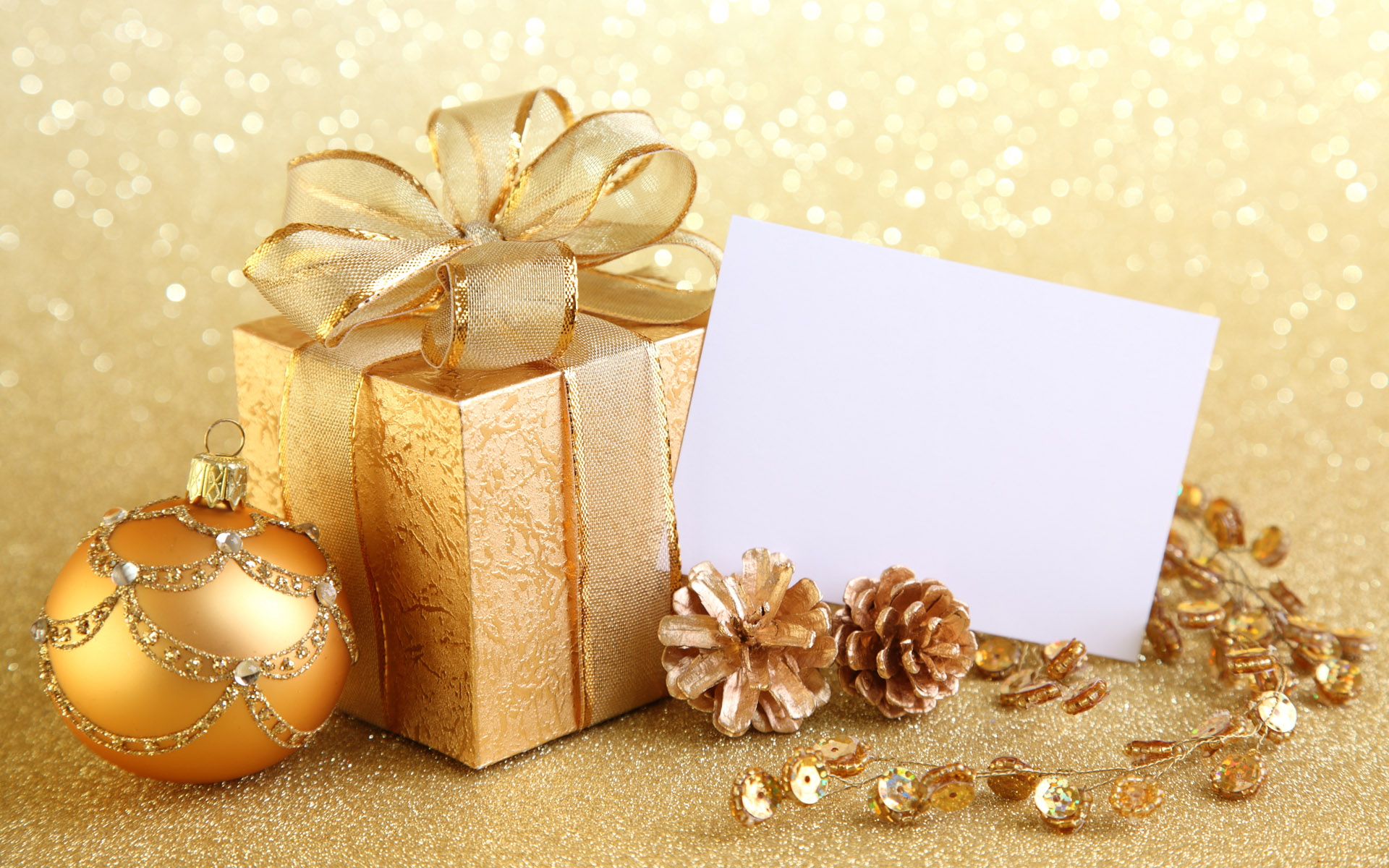 3d обои Новогодний подарок с ёлочными игрушками и поздравительной открыткой  позитив # 68718