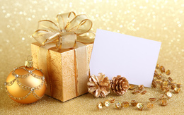 3d обои Новогодний подарок с ёлочными игрушками и поздравительной открыткой  позитив