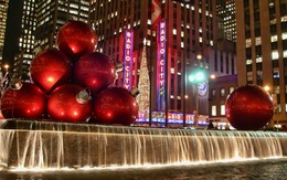 3d обои Огромные новогодние шары на фонтане (Radio city Music hall)  шарики