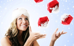 3d обои Девушка в новогодней шапочке ловит подарки, падающие с неба  снег