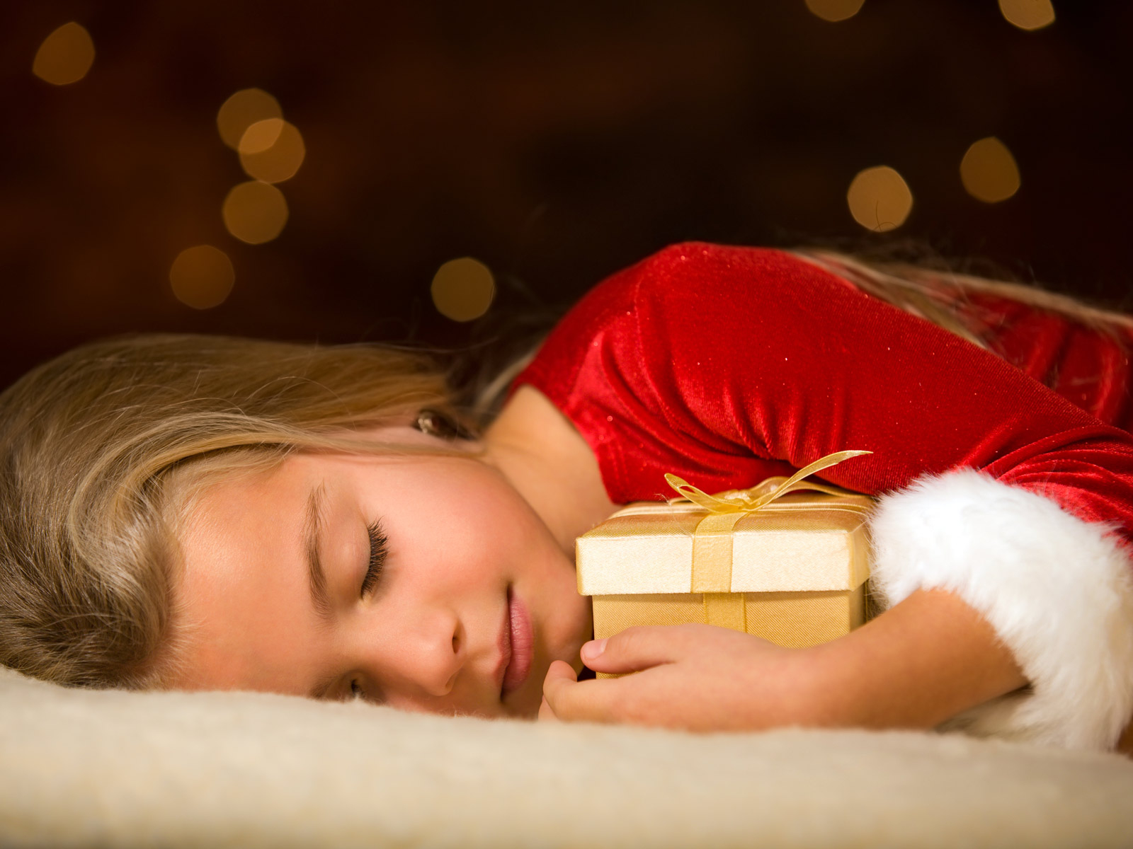 3d обои Милая девочка уснула с подарком  новый год # 65471