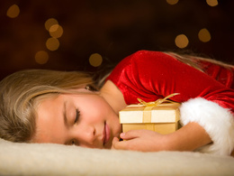 3d обои Милая девочка уснула с подарком  новый год