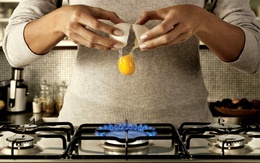 3d обои Утро 1 января 2011 года-мужчина делает яичницу, разбивает яйцо над газовой конфоркой, но увы, забыв при этом поставить туда сковороду.  ретушь