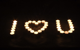 3d обои Надпись I LOVE YOU, выложенная из горящих свечей  сердечки